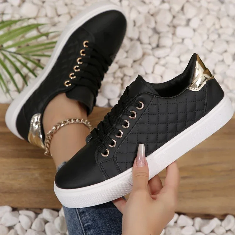 Women Shoes Jd - รองเท้าผ้าใบผู้หญิงแบบควิลท์ PU พื้นหนา พร้อมรูระบายอากาศสีทอง ผูกเชือก หุ้มข้อต่ำ